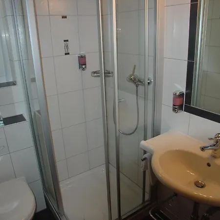 Europa - Kein Personenaufzug - No Elevator מלון 2*